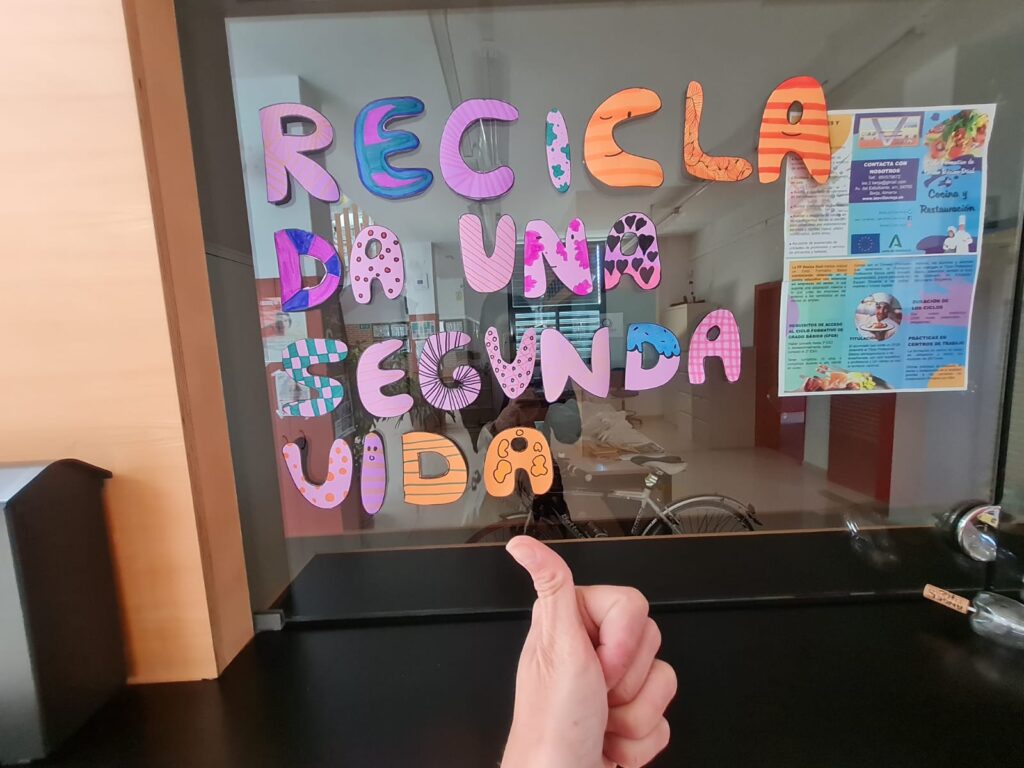 Proyectos de reciclaje del alumnado de Atención Educativa 1ºESO. 45 f3cdc0cd efb8 48e6 b8ab 6996c5560a47